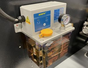 Nanxing NB6JQK  Система автоматической смазки  Масло подается во все необходимые узлы, исключая затраты времени на обслуживание станка Узлы подачи масла: узел прифуговки, узел чистовой торцовки, цепь конвейера 